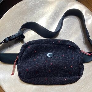 Zyia Active Black Pink Woven Crossbody Bag Zippers Pockets Adjustable 8”x6”x2”